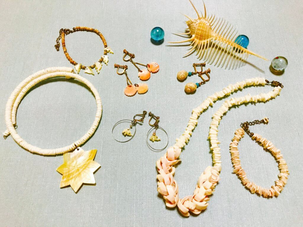 貝殻のネックレス、貝殻のイヤリング、貝殻のブレスレット