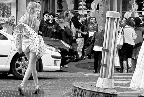 風でスカートがめくれる風景