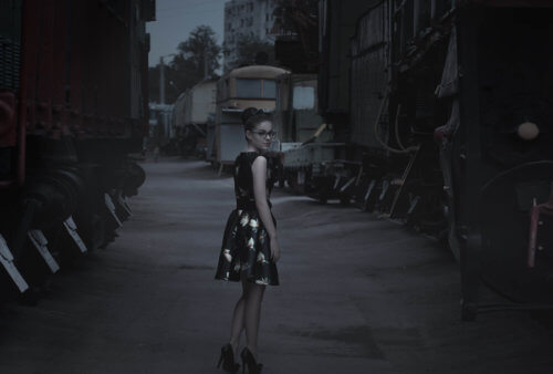 駅にいる海外の女の子